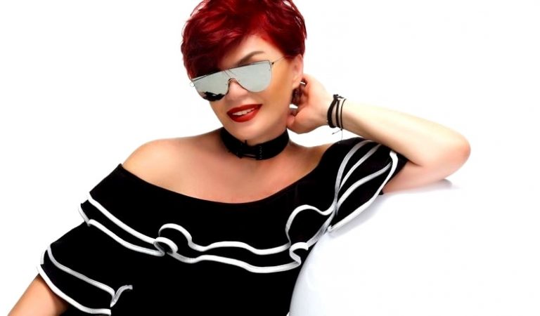 Emel Müftüoğlu – Deli Et Beni Şarkı Sözleri