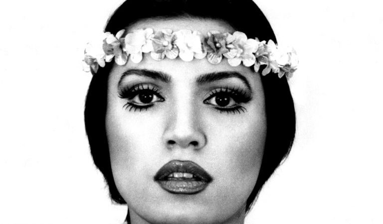 Seyyal Taner – Gülme Komşuna Şarkı Sözleri