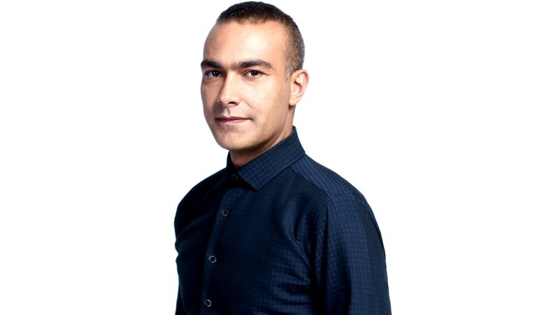 Mümin Sarıkaya – Sevdiklerimden Çok Bezdiklerim Var Şarkı Sözleri