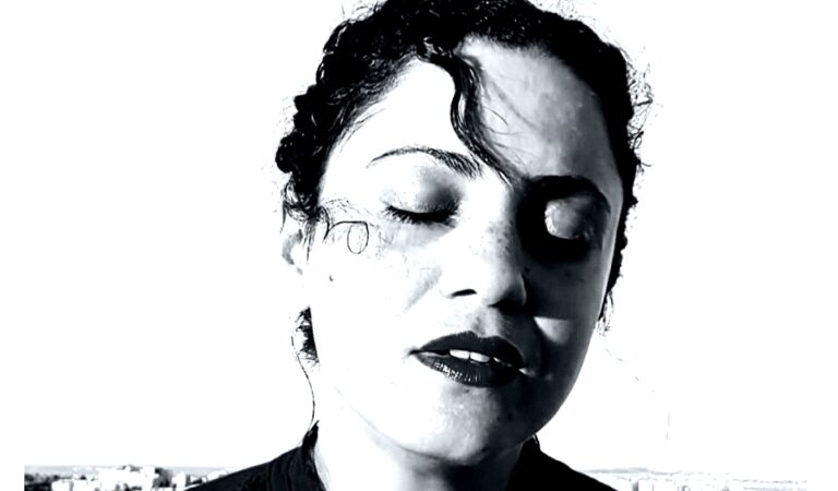 Emel Meslusi – Naci en Palestina Şarkı Sözleri